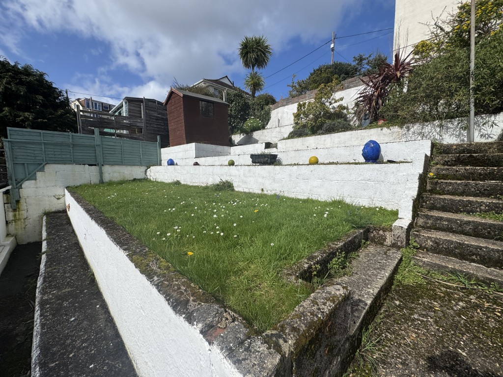 Lot: 93 - SEMI-DETACHED BUNGALOW IN QUIET CUL-DE-SAC - Rear garden